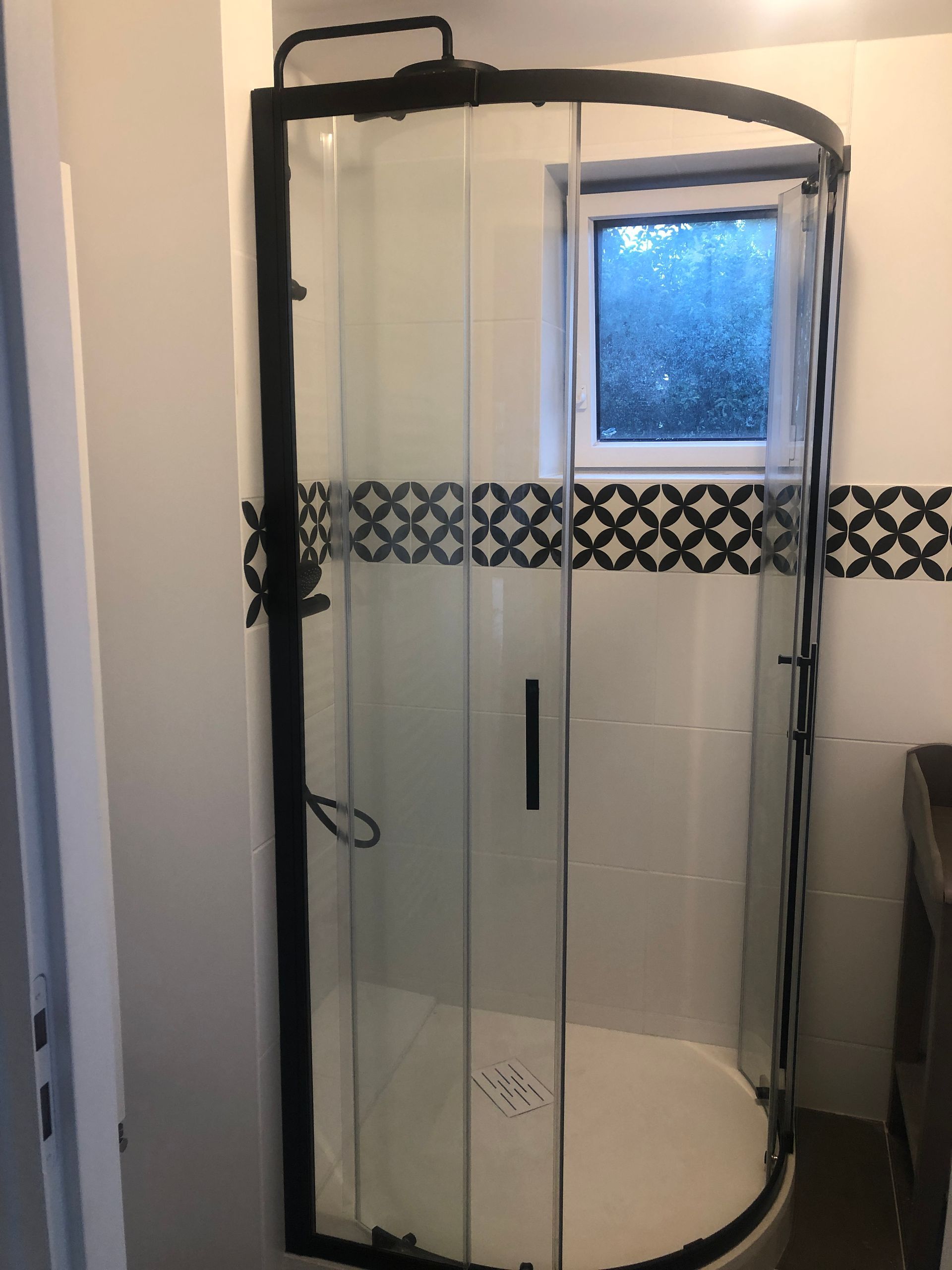 Pose de crédence à motifs dans une douche