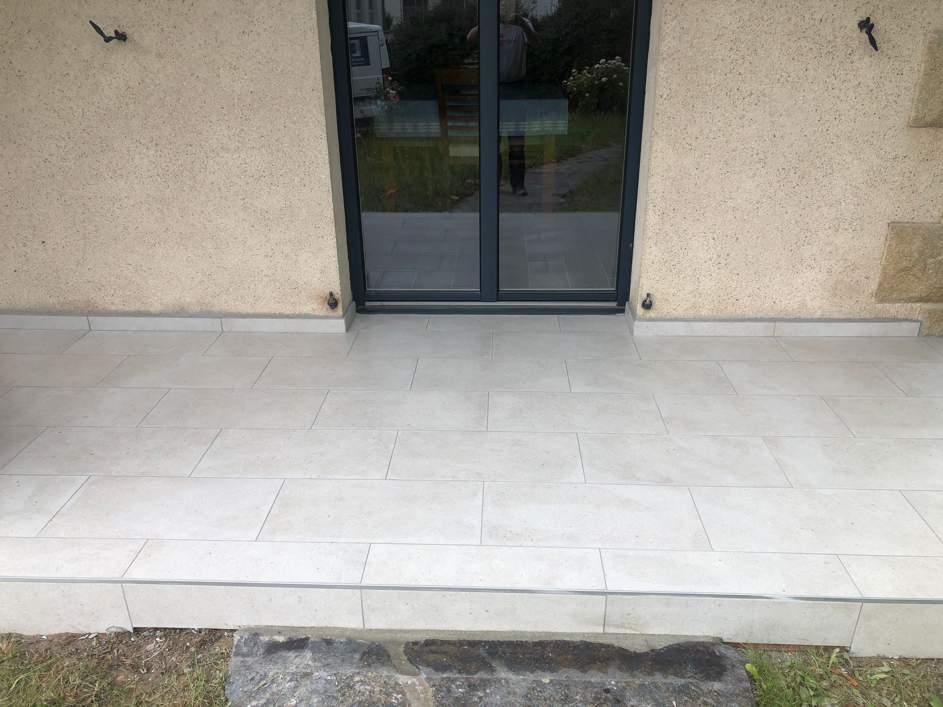 Terrasse extérieur en carrelage beige