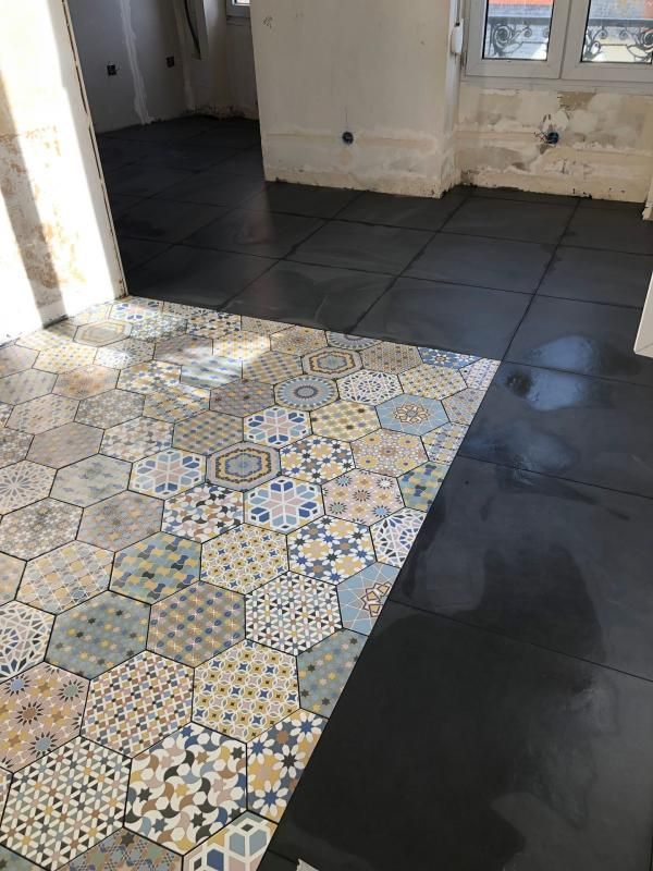Carreaux noirs et mosaïque colorées