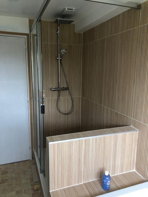 Pose de carreaux marron rayés dans une douche