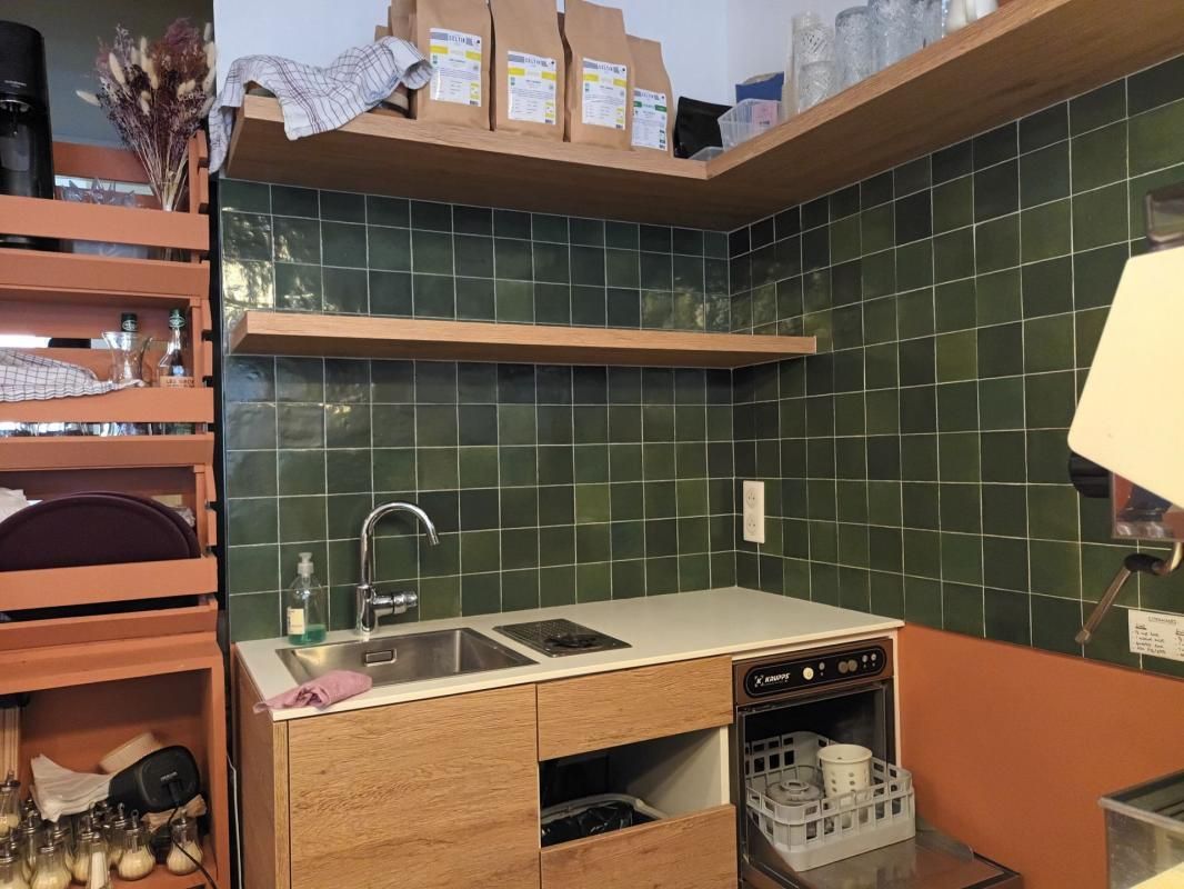 Pose de crédence verte sur les murs d'une cuisine