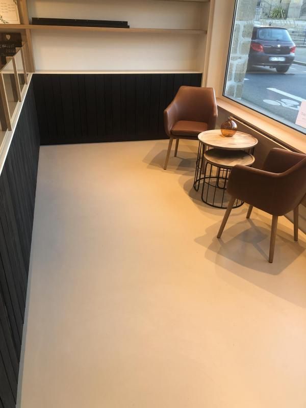 Pose de béton ciré au sol pour un petit salon