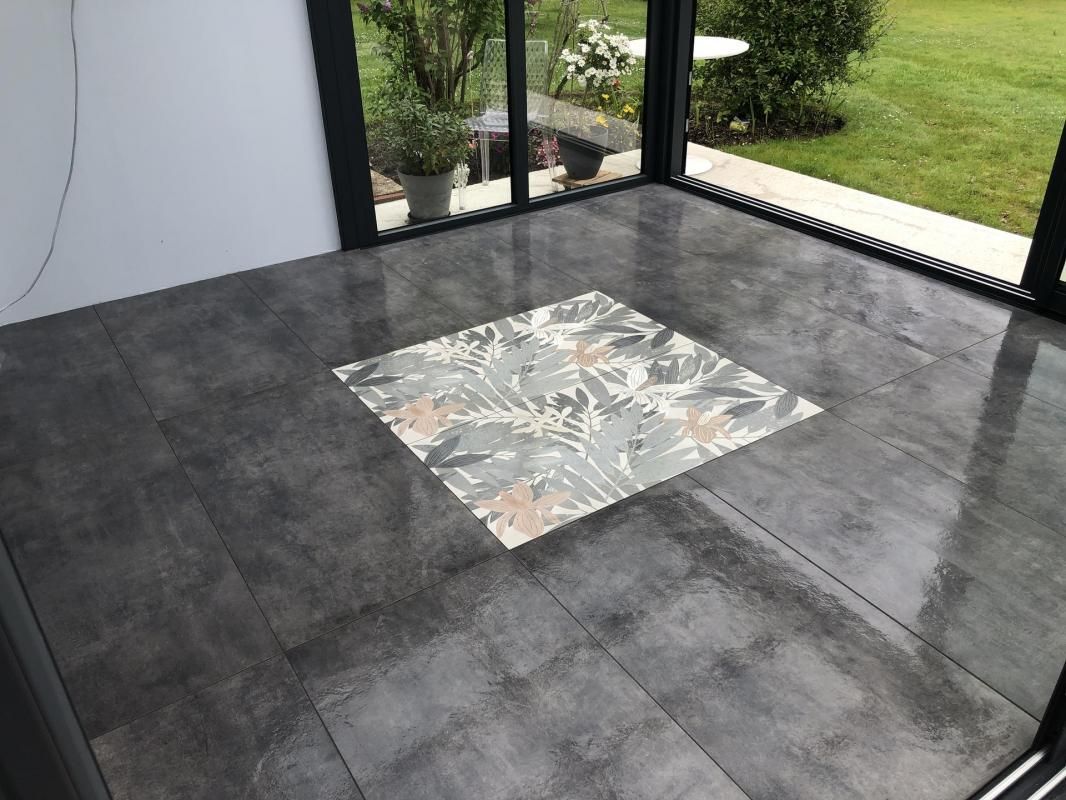 Sol aux carreaux noirs avec un carré interne représentant des feuilles