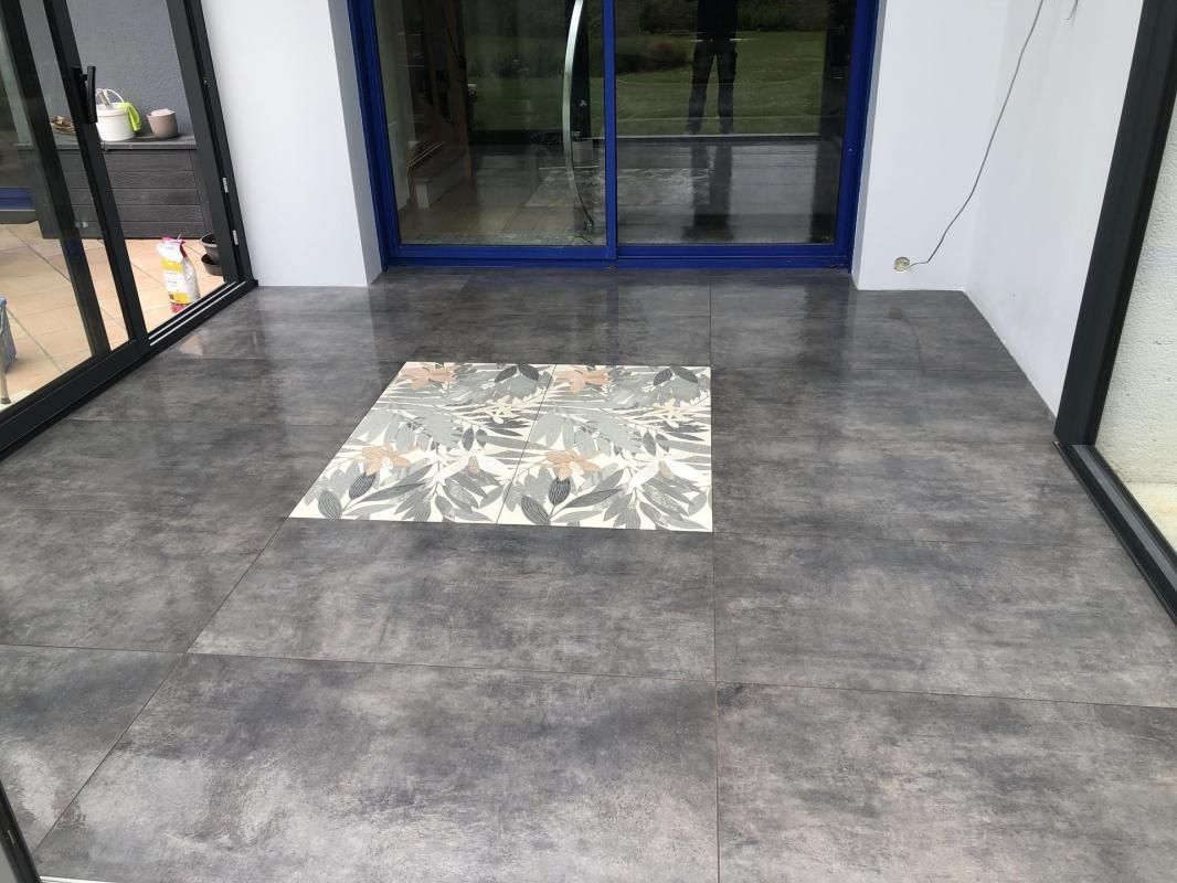 Un carré représentant des feuilles entouré de carreaux noirs