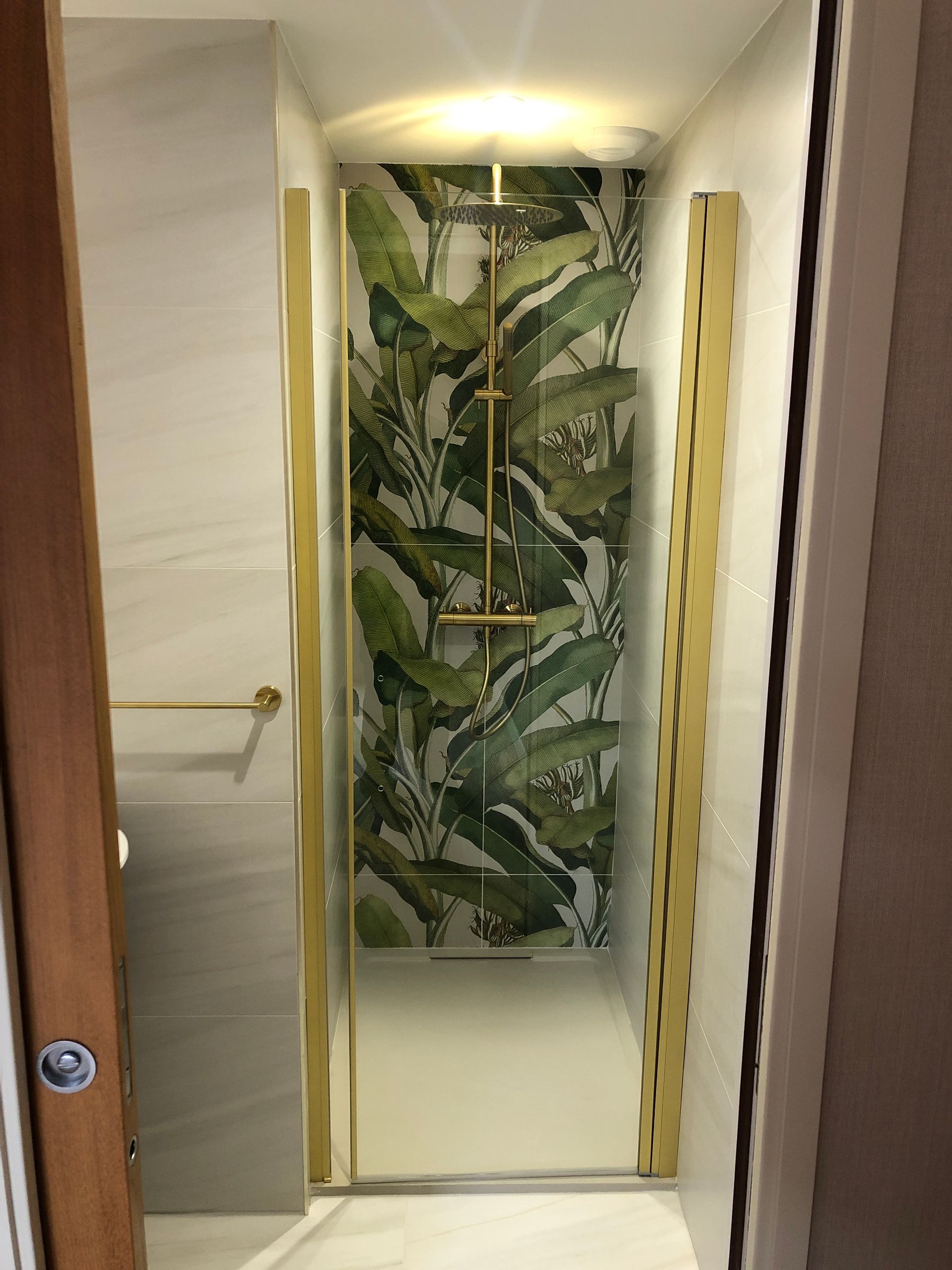 Pose de carreaux qui forme des feuilles dans une douche