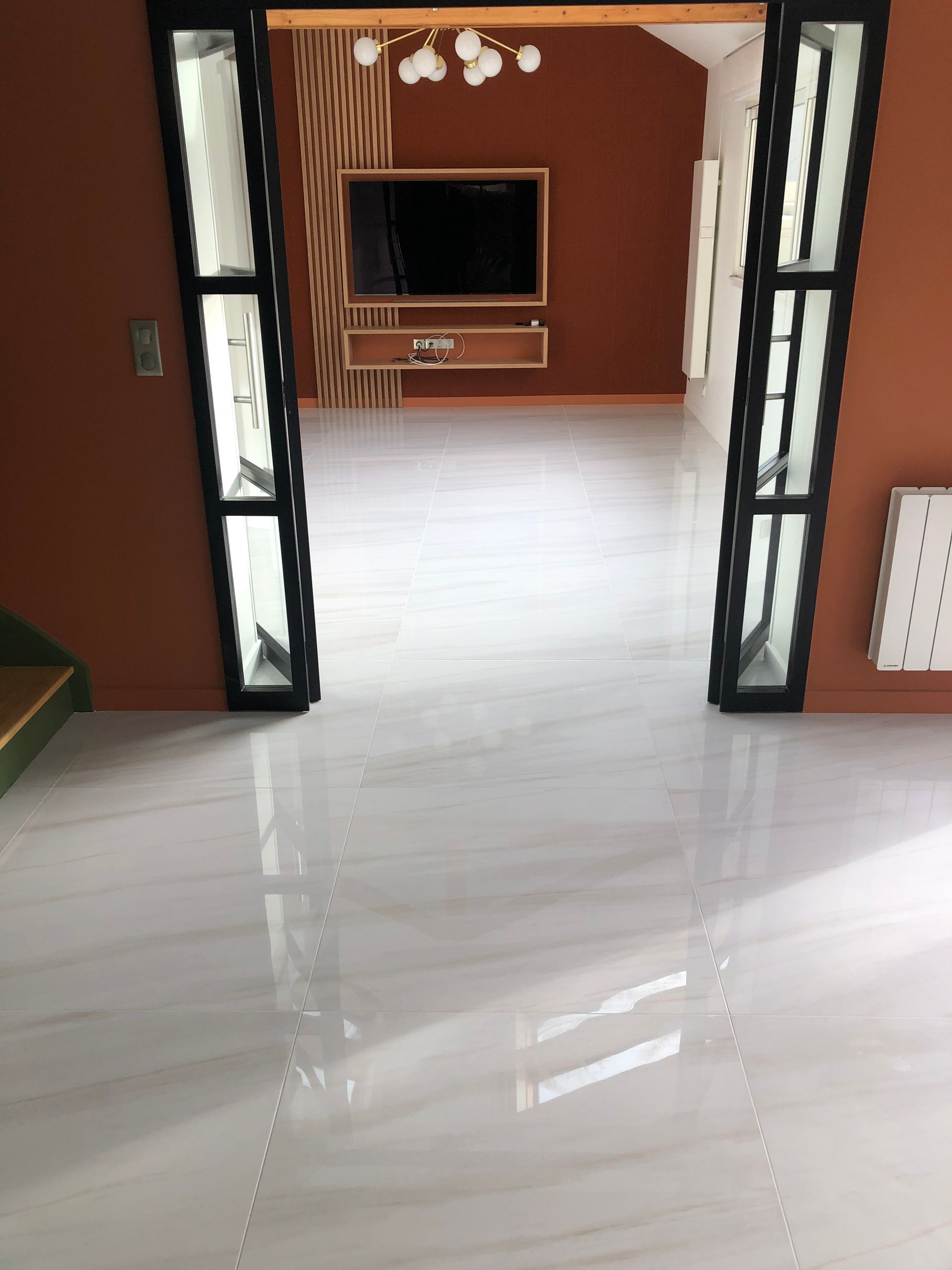 Pose d'un carrelage blanc brillant dans une maison