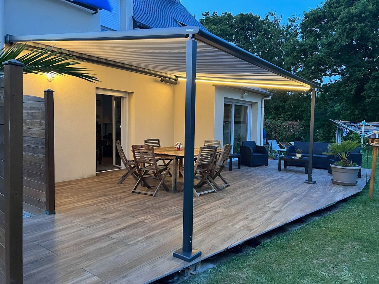 Terrasse extérieure en carrelage motif bois