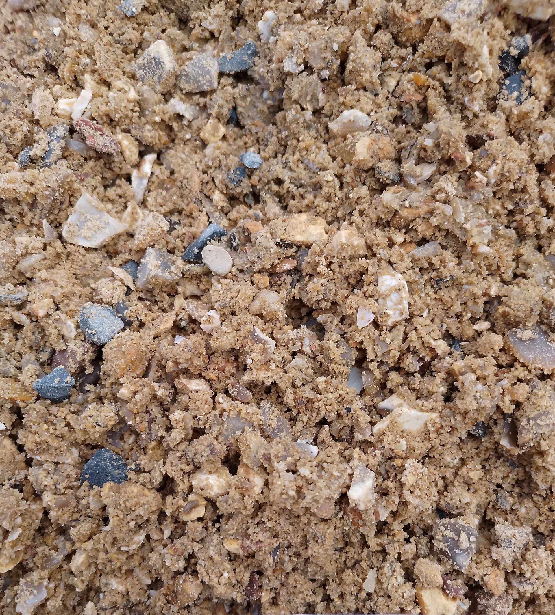 Mélange de sable et de cailloux pour faire du béton