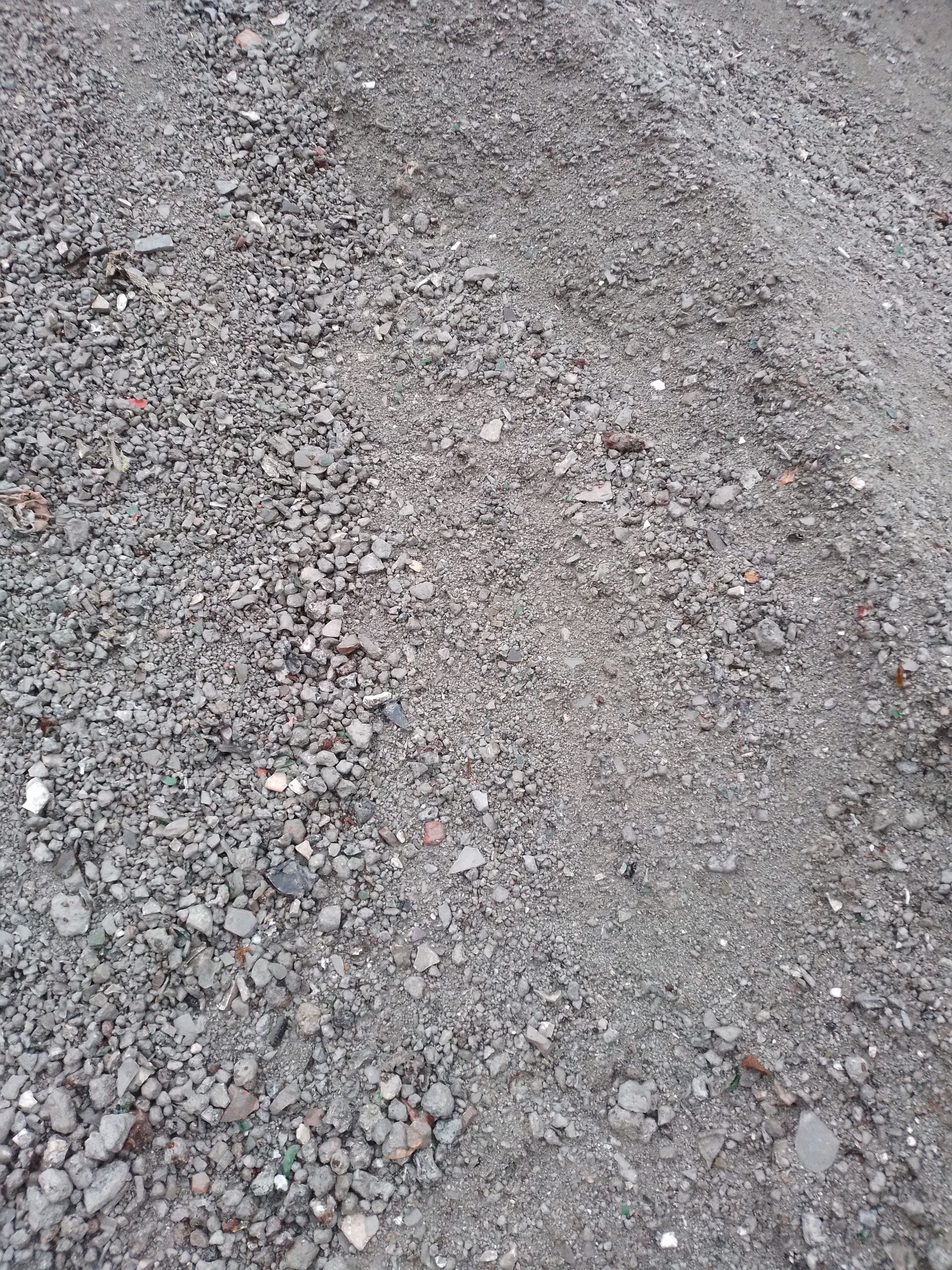 Sol recouvert de cailloux gris