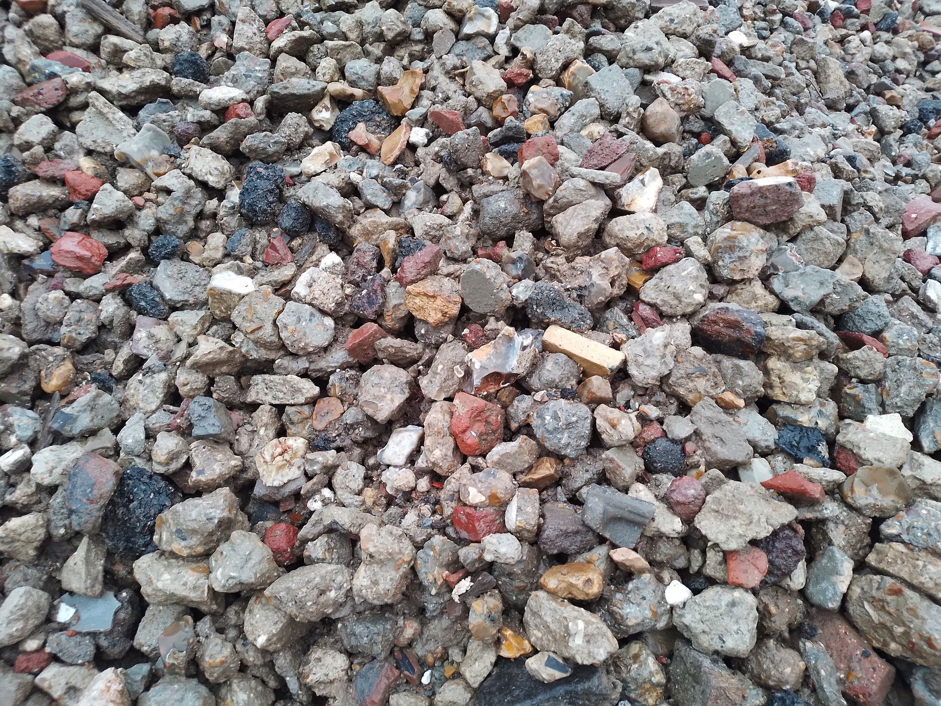 De nombreux cailloux entassés