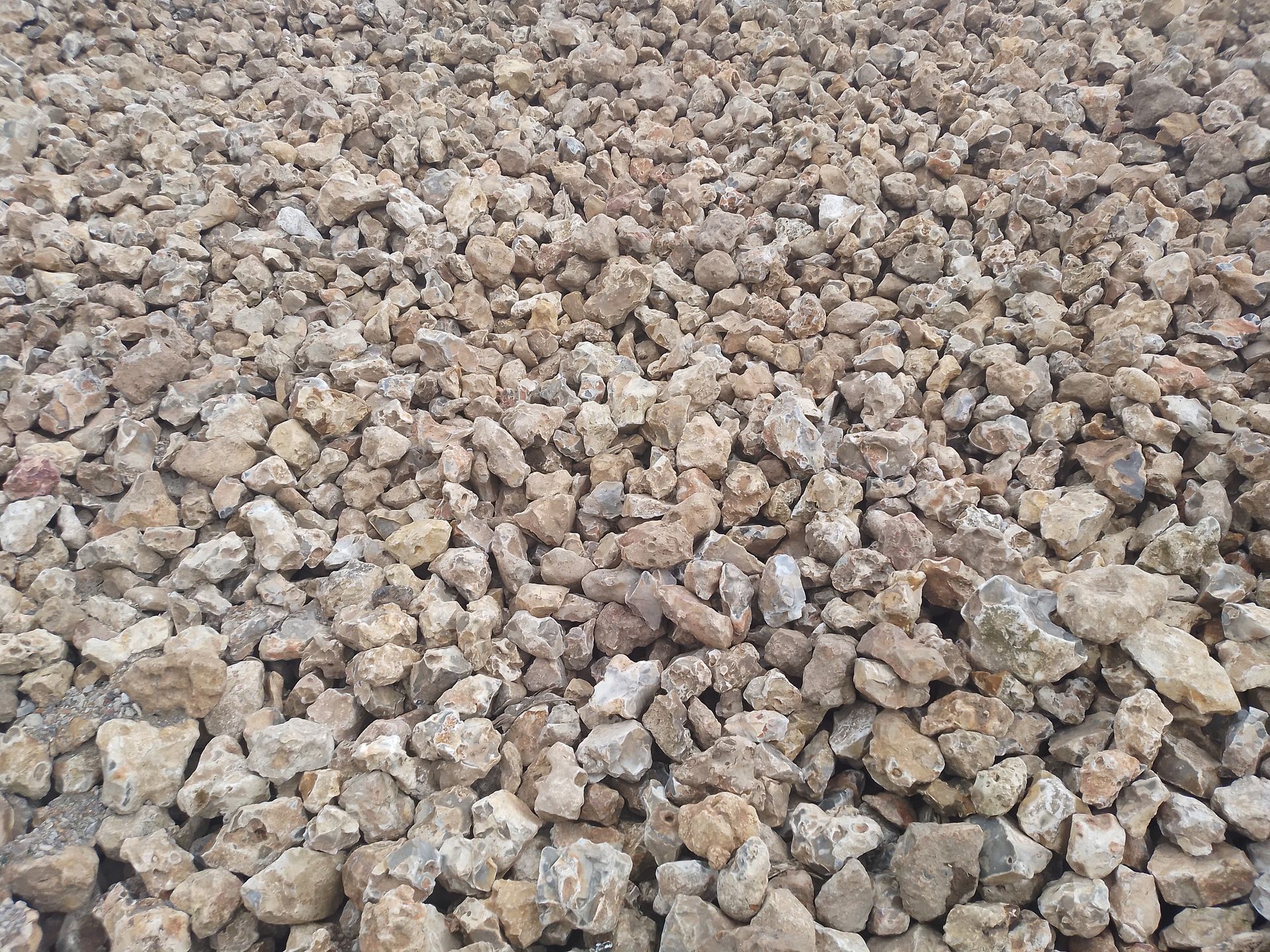 Pierres blanches au sol