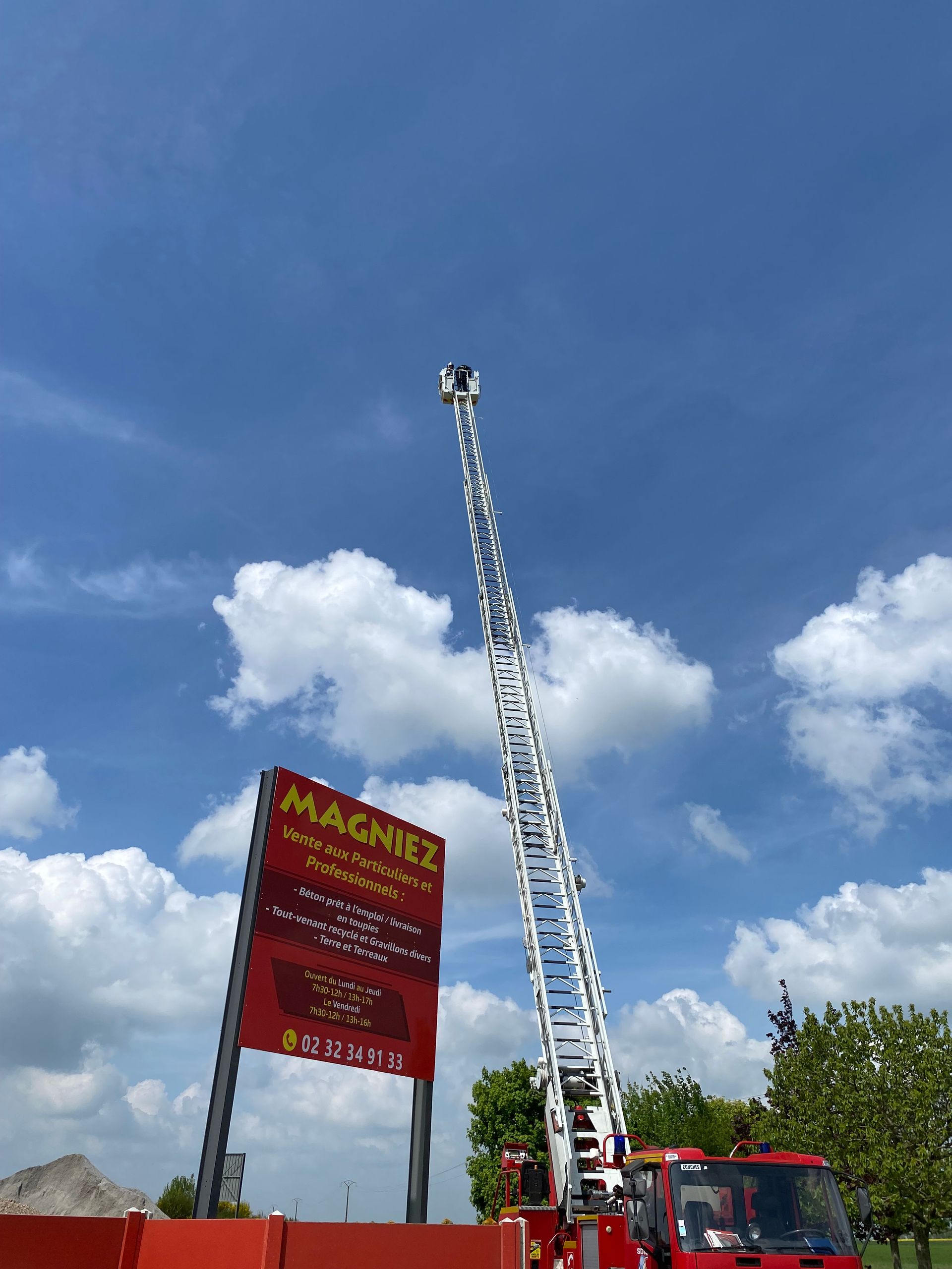Camion rouge ayant déplié sa grande échelle