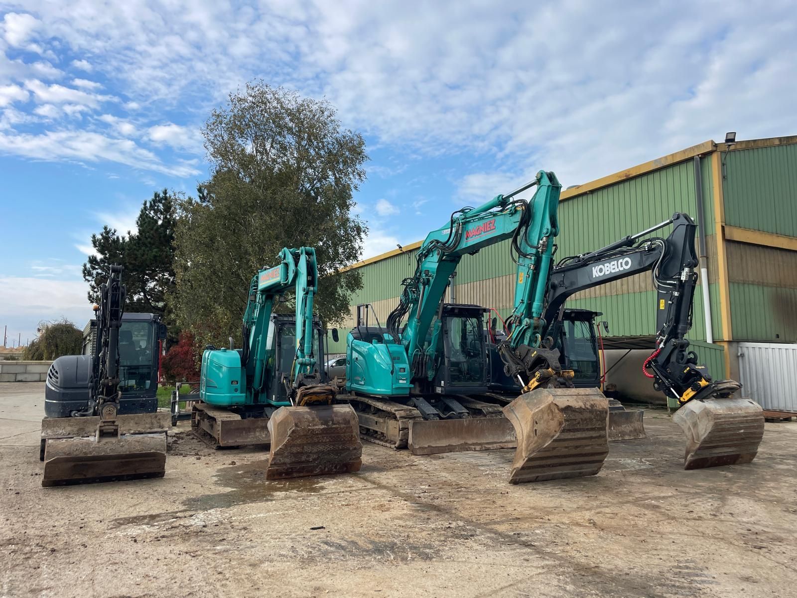 4 tractopelles garées côte à côte