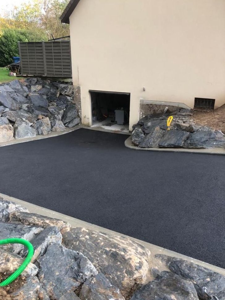 Allée de garage en goudron