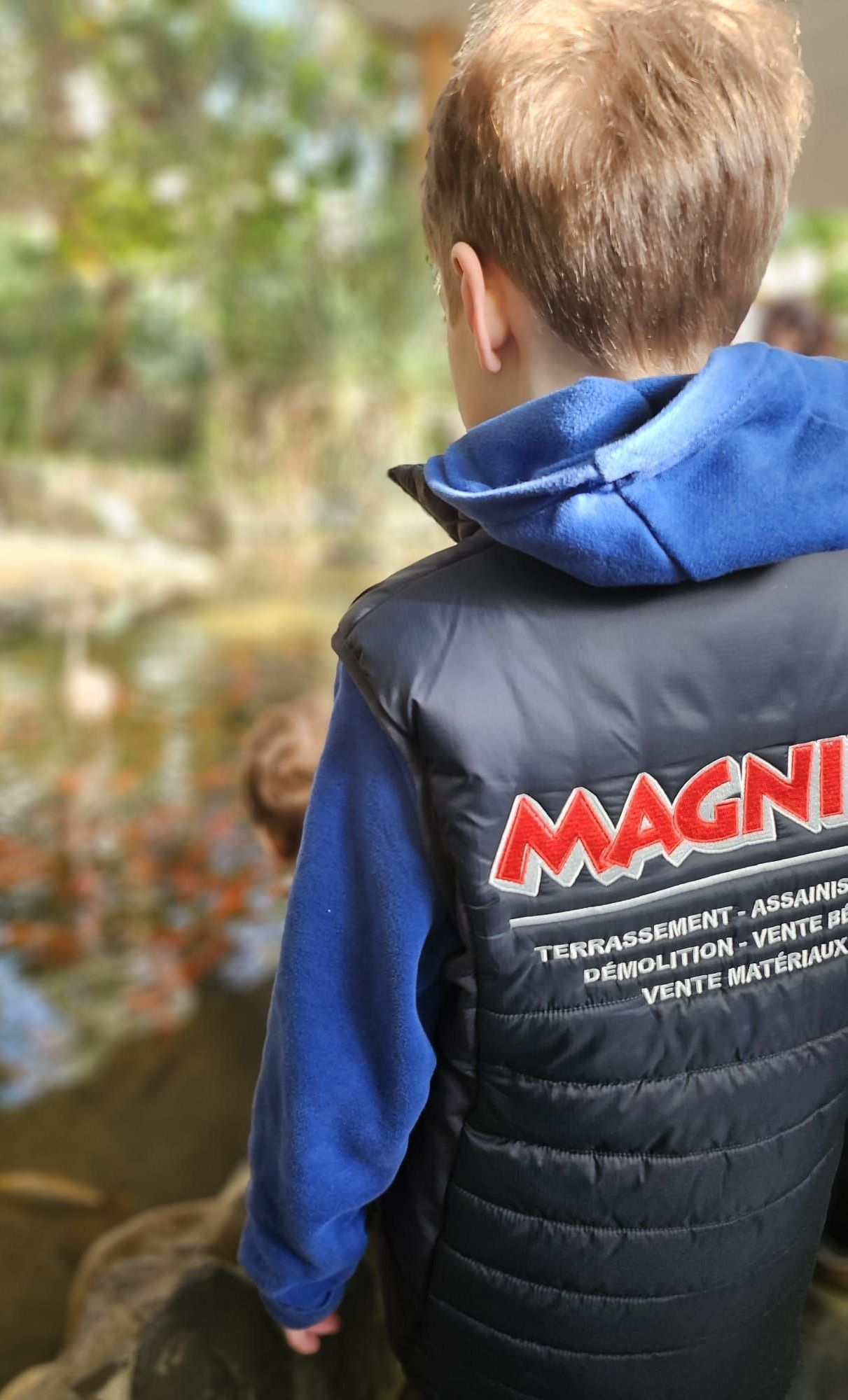 Personne portant un gilet sans manches floqué du logo de l'entreprise