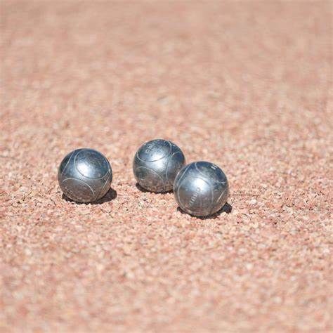 Trois boules de pétanque