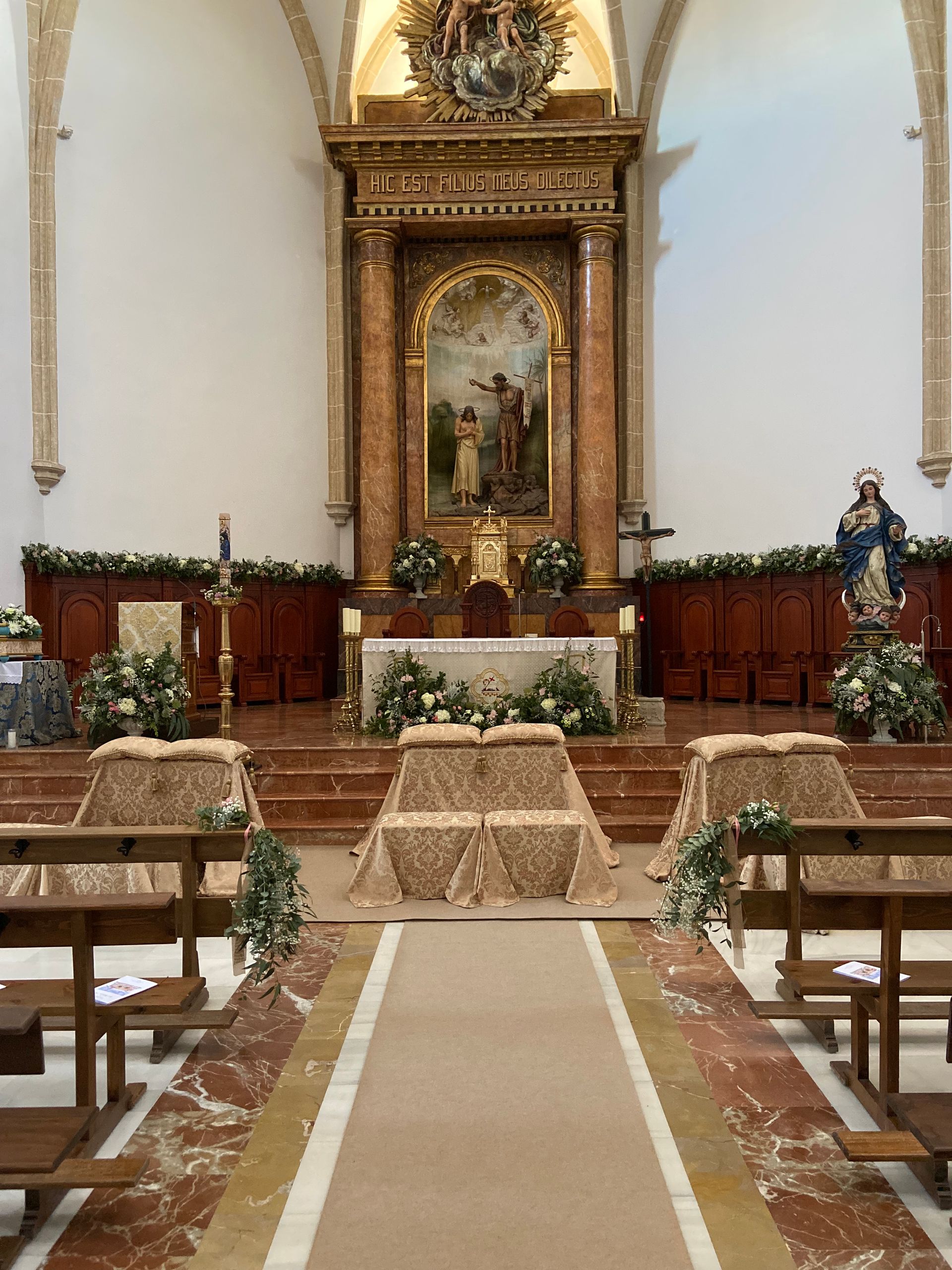 El interior de una iglesia decorada para una ceremonia de boda.