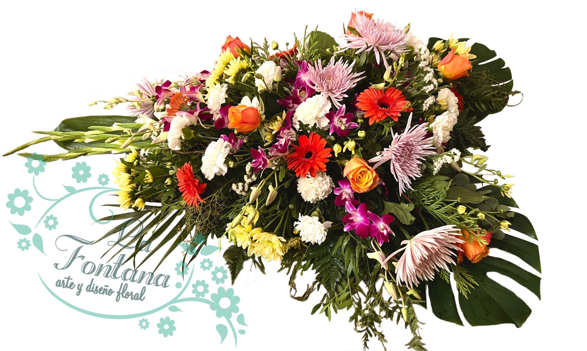 Un gran ramo de flores y hojas de colores sobre un fondo blanco.