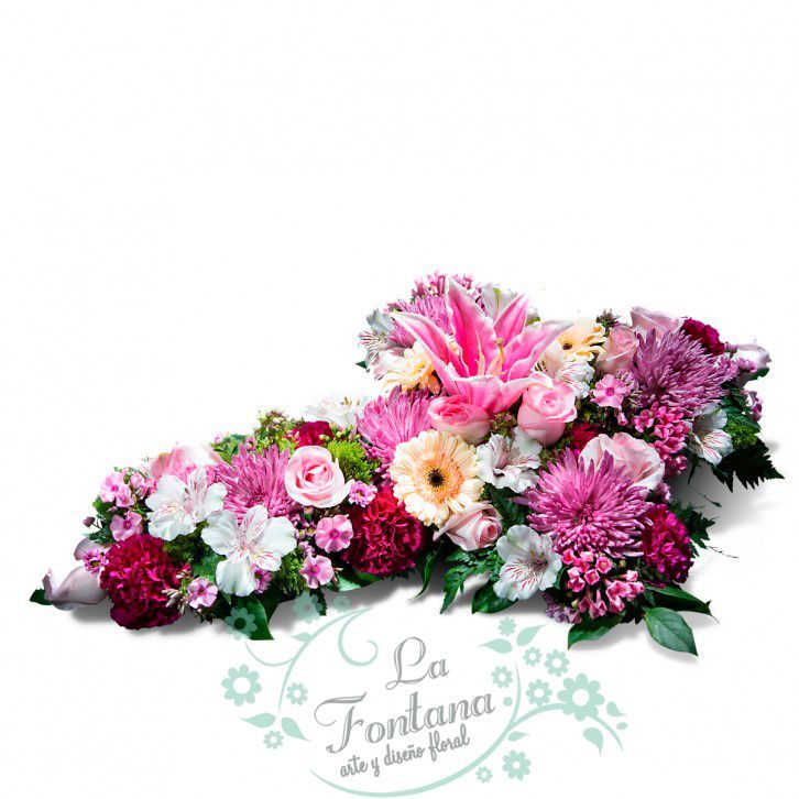 Un ramo de flores rosas y moradas sobre un fondo blanco.