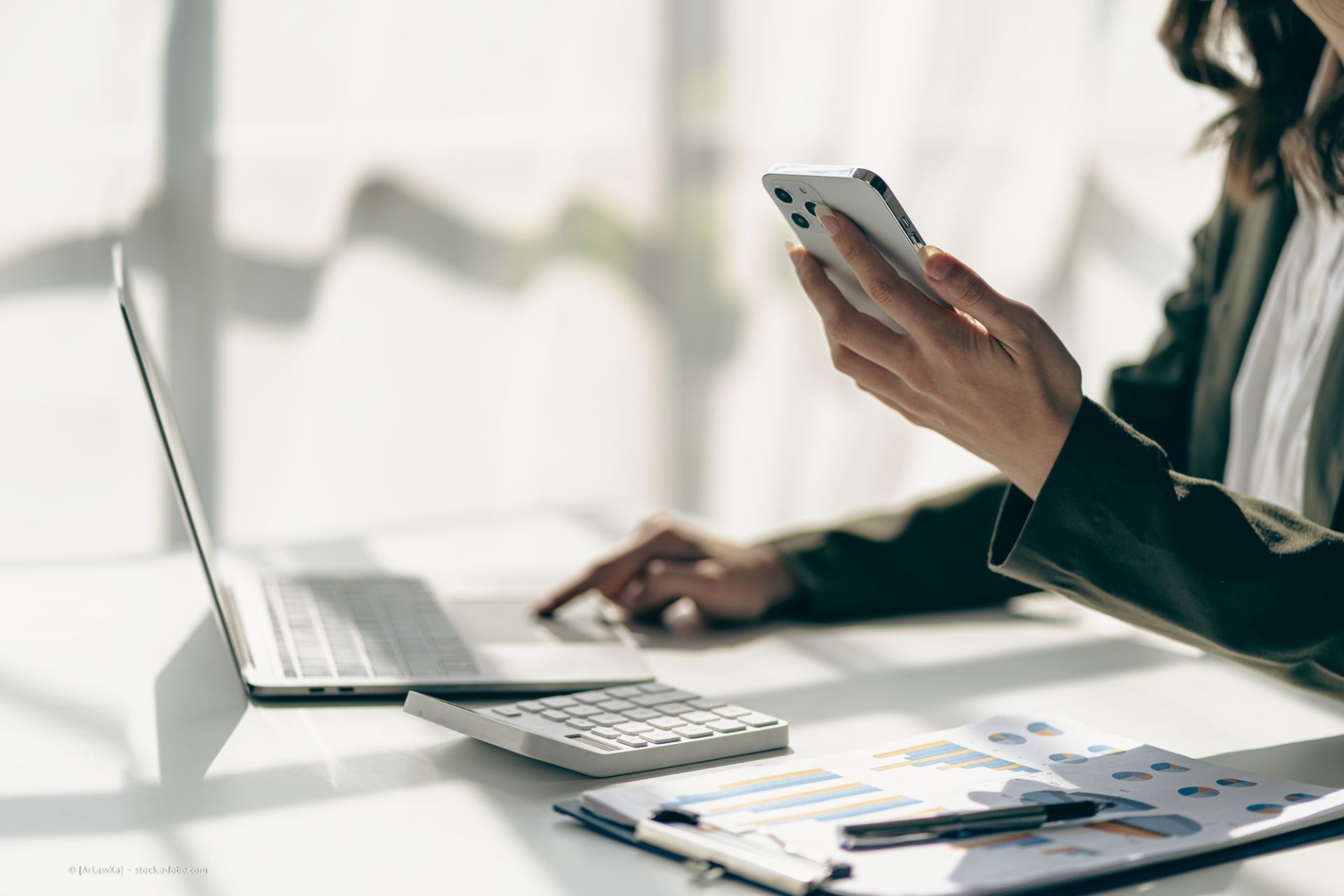 Steuerberater überprüft Nachrichten
