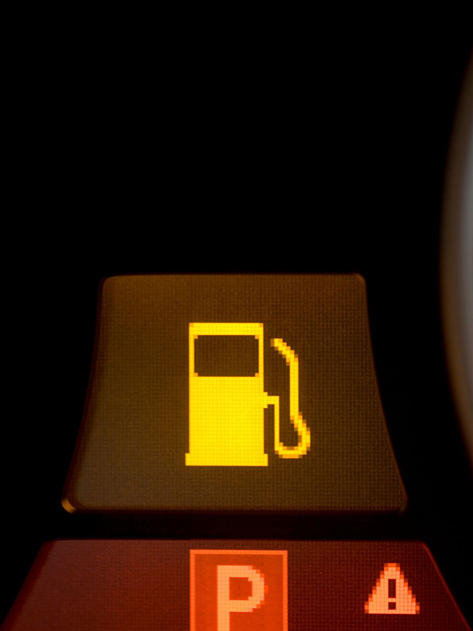 Symbole de jauge à carburant jaune lumineux.