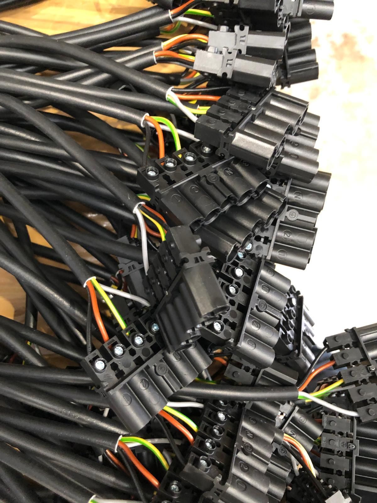 Un montón de cables están apilados uno encima del otro sobre una mesa.