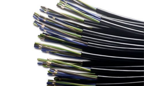 Un montón de cables se apilan uno encima del otro sobre un fondo blanco.