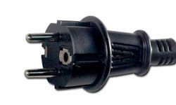 Un primer plano de un enchufe eléctrico negro sobre un fondo blanco.
