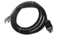 Un primer plano de un cable negro con un enchufe sobre un fondo blanco.