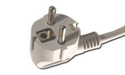 Un primer plano de un enchufe eléctrico blanco sobre un fondo blanco.