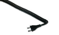 Un primer plano de un cable negro enrollado con un enchufe sobre un fondo blanco.