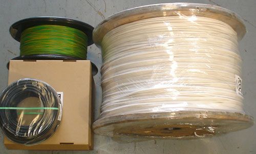 Dos carretes de cables están uno al lado del otro