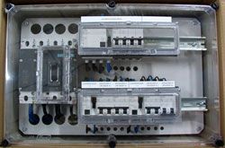 Una caja con mucho equipo eléctrico dentro de ella.