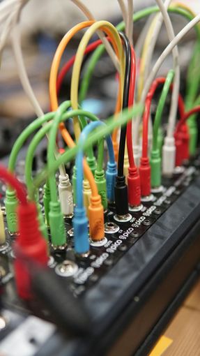 Un montón de cables de colores están conectados a un dispositivo.