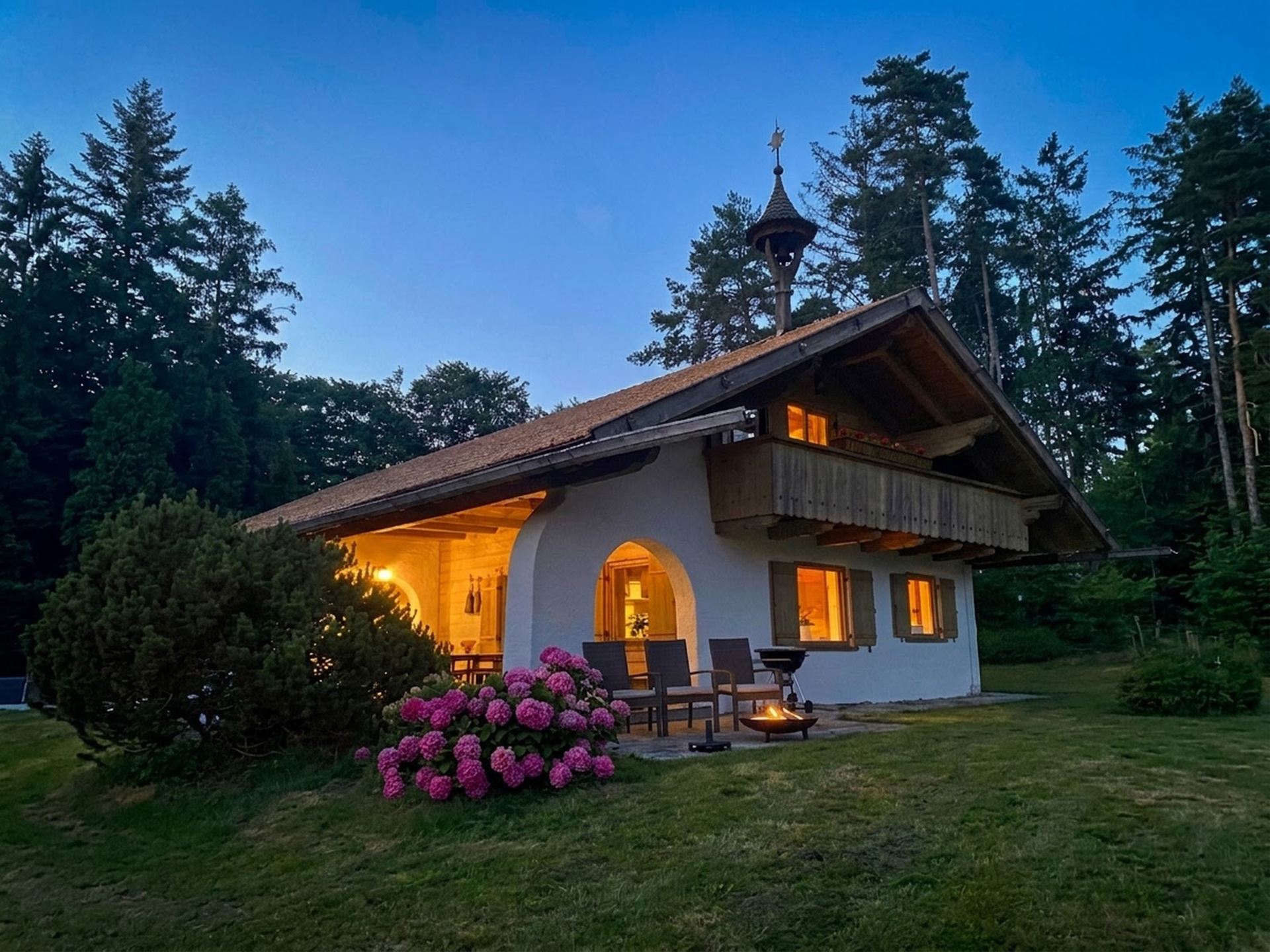Außenansicht des Ferienhauses Eichenseer in Gallzein inmitten der Tiroler Natur bei blauem Himmel