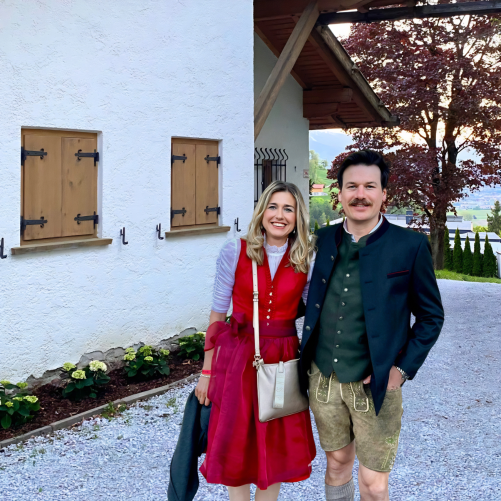 Deine Gastgeber Melanie und ihr Ehemann Georg vor dem traditionellen Ferienhaus Eichenseer in Tirol