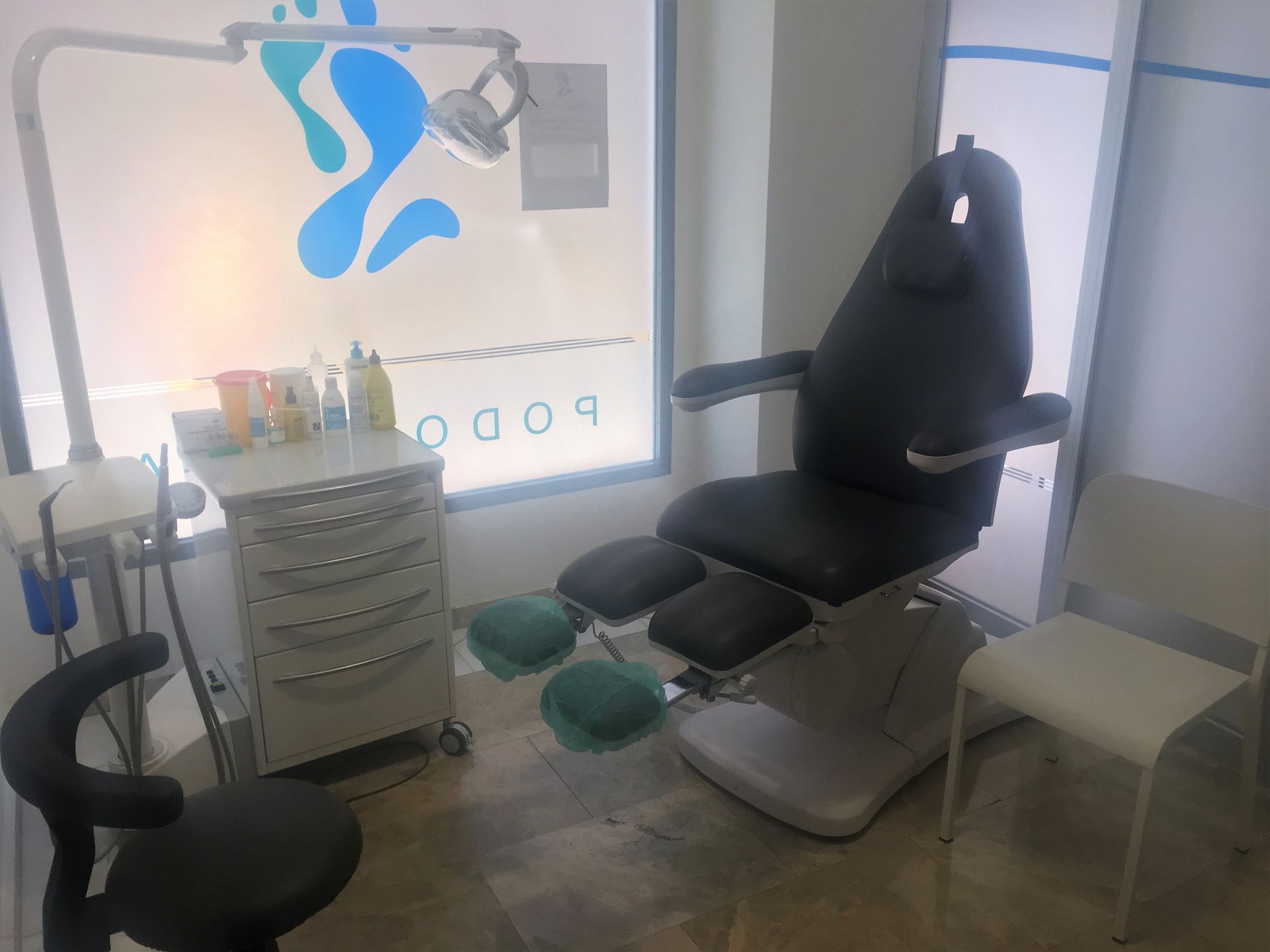 Hay una silla en el medio de la habitación.