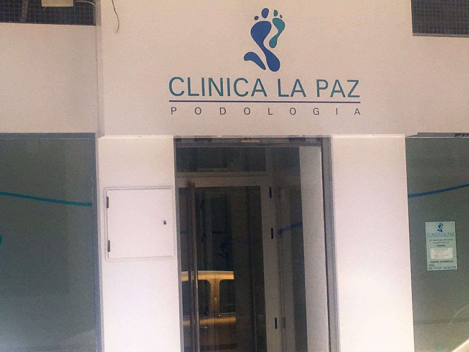 Se muestra la entrada a la clínica la paz