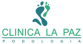 El logotipo de la Clínica La Paz Podología con una huella del pie.