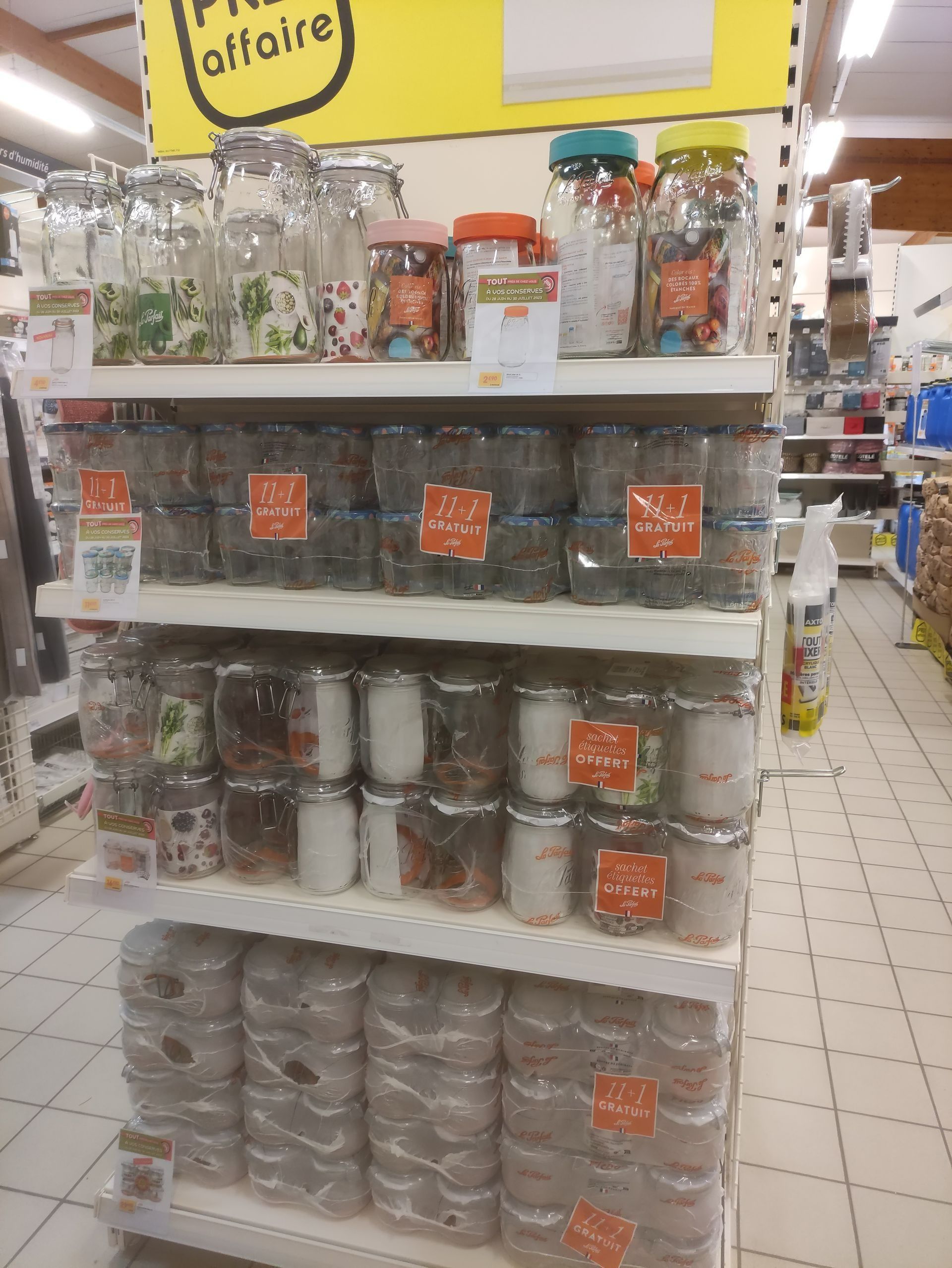 Rayon du magasin garni de bocaux en verre.