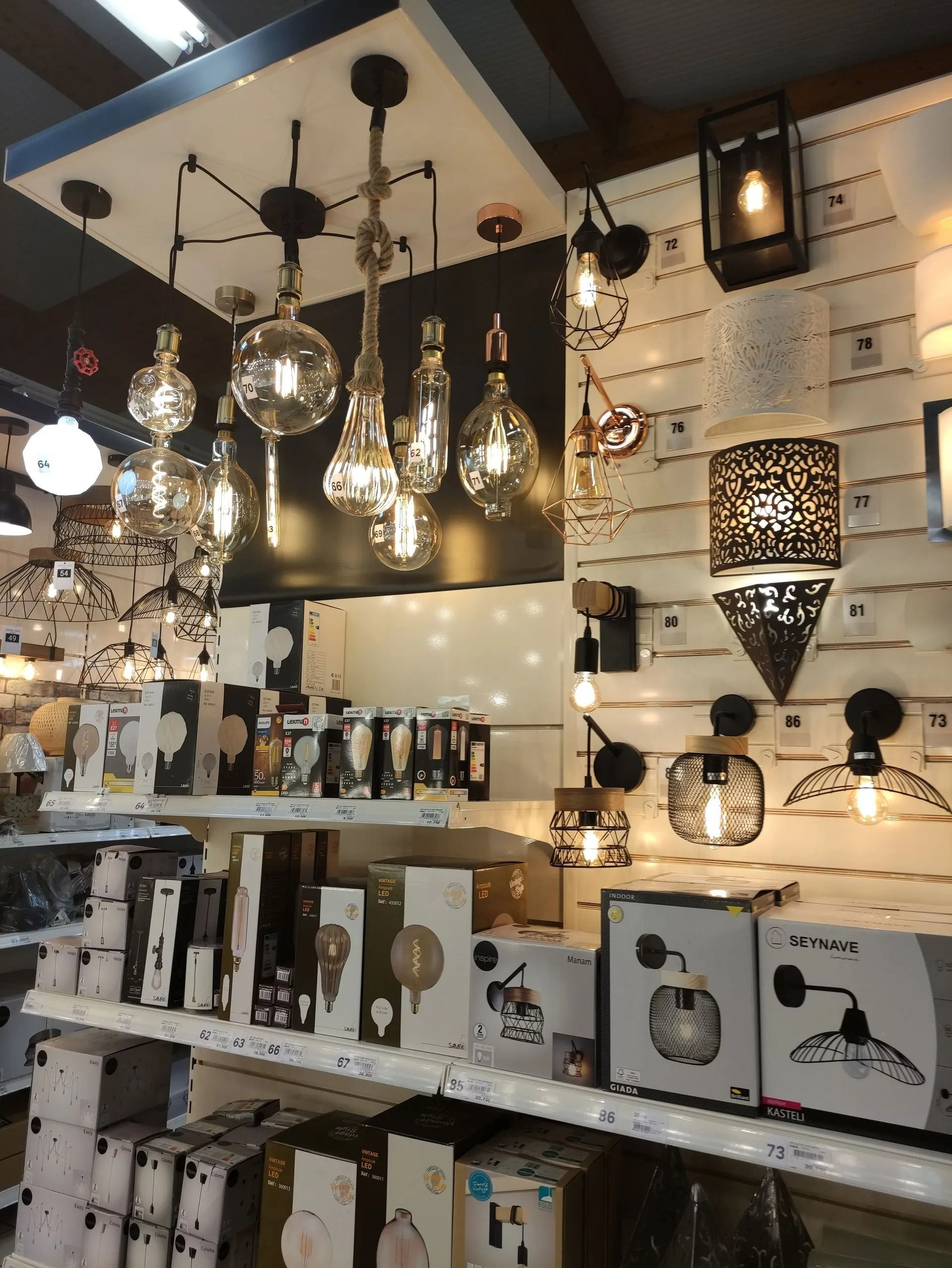 Présentation de suspensions et de lampes dans un magasin de décoration d'intérieure