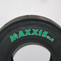 Lähikuva mustasta Maxxis SLR -renkaasta, jossa on vihreät kirjaimet valkoisella taustalla