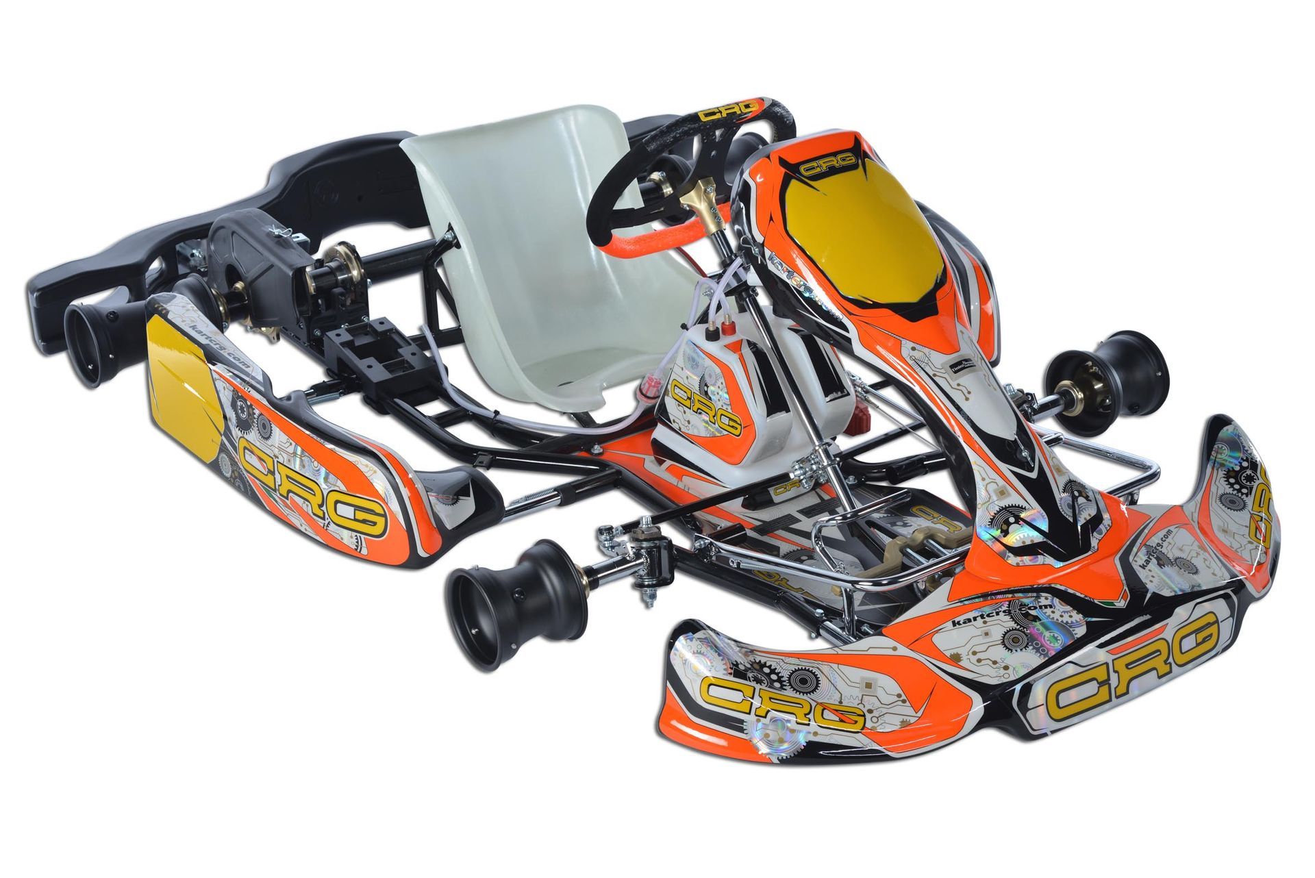 Oranssi ja musta karting-auto, jossa on valkoinen istuin, valkoisella taustalla.