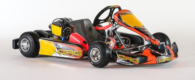 Kaksi värikästä karting-autoa kilpailee vierekkäin valkoisella taustalla
