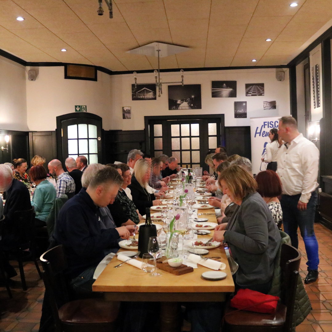 Eine Zeichnung eines Mannes, der eine Angelrute mit dem Wort „feink“ darauf hält