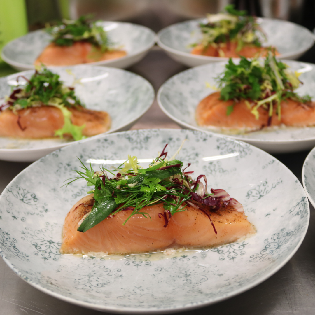 Eine Zimmerecke mit einem Tisch und einem Bild an der Wand