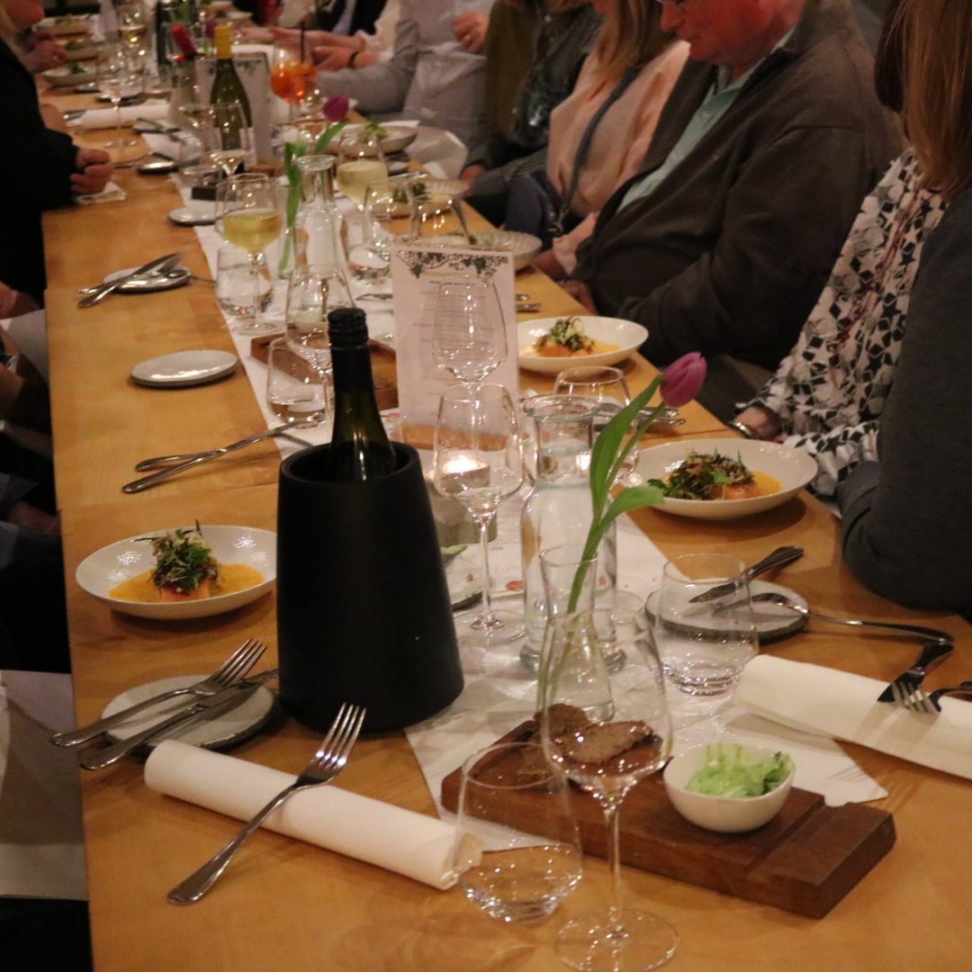 Ein silberner Wagen voller Austern und Kräuter