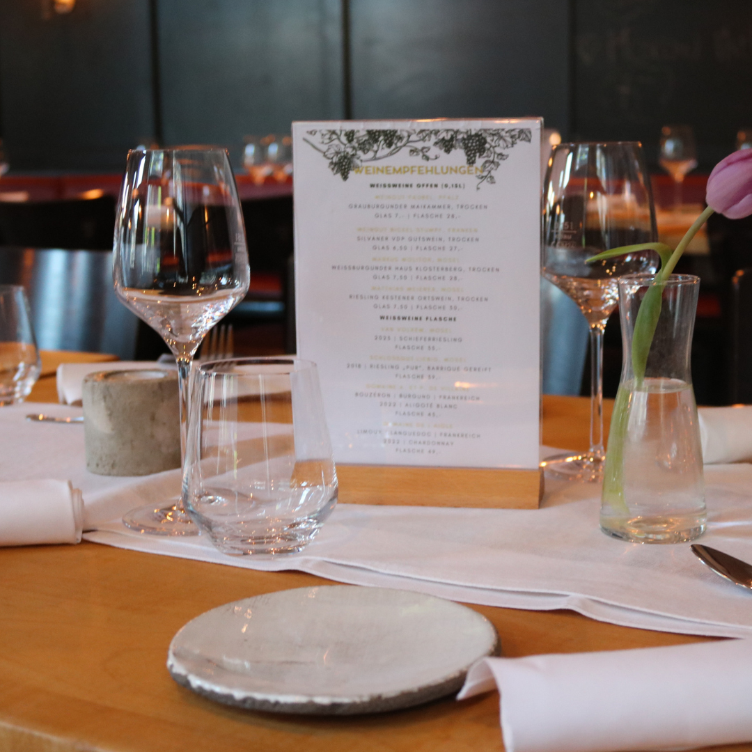 Zwei Tabletts mit Keksen stehen auf einem Tisch