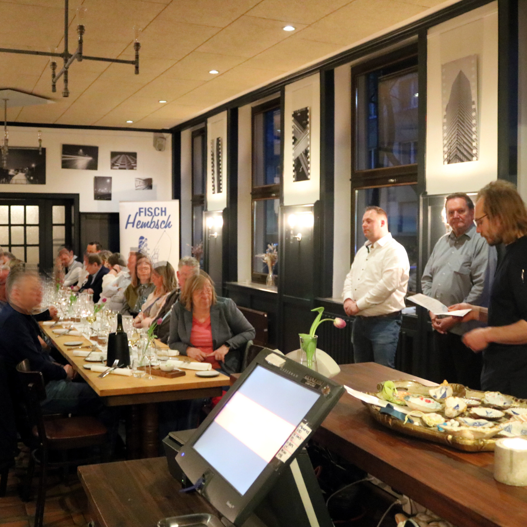 Drei Männer posieren in einem Restaurant für ein Foto.