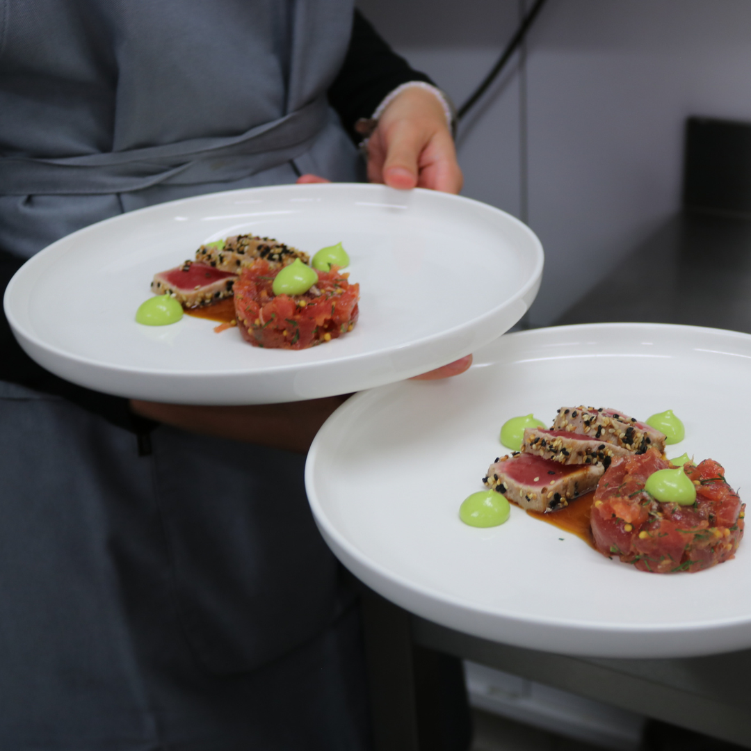 Auf einem Tisch steht ein Tablett mit Keksen.